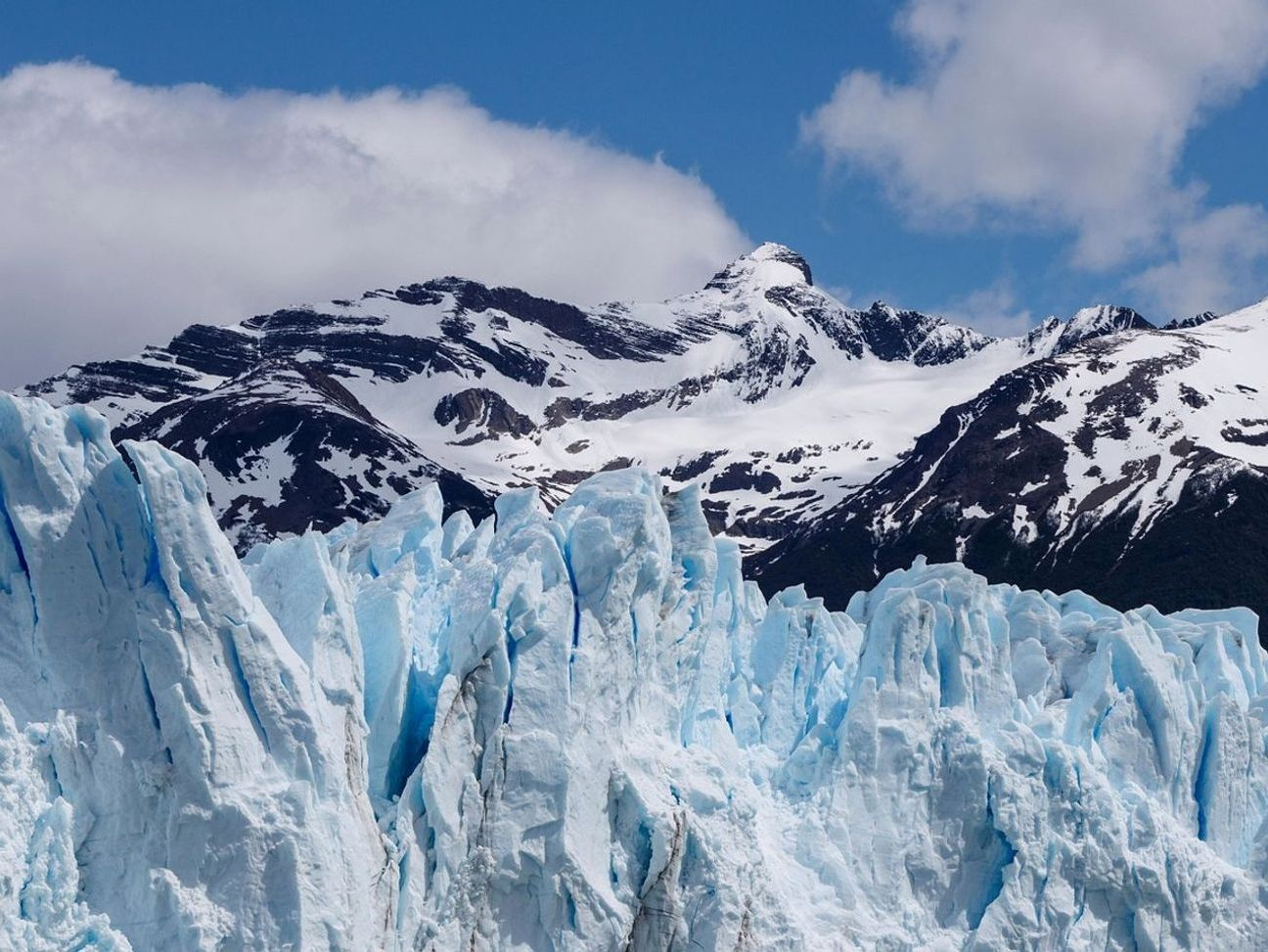Paisagem escura e silenciosa sob céu estrelado